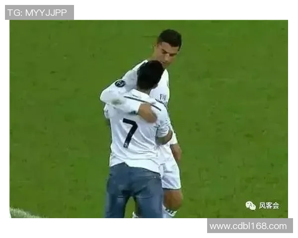 足球明星首次见到自己雕像感动落泪瞬间引发球迷热议与感慨