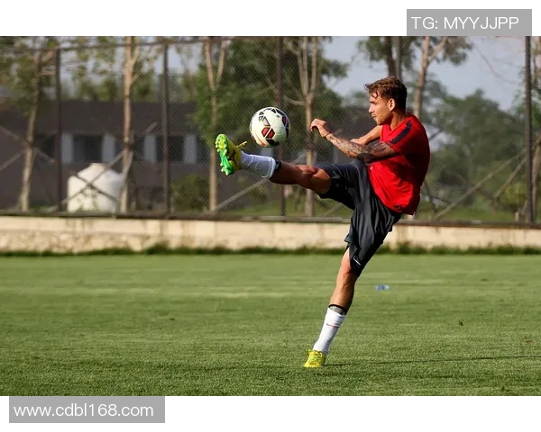 足球明星与中国功夫的完美结合展现运动精神与文化魅力 足球明星与中国功夫的完美结合展现运动精神与文化魅力